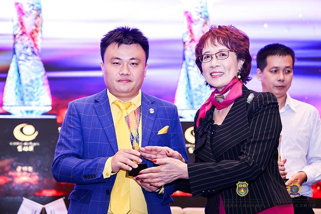 德力士总经理李春霖荣获“粤港澳酒店业杰出总经理”奖项